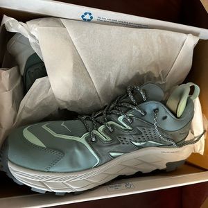 💕HOKA BRAND HIKING SHOES. Never worn. size W 11B💕